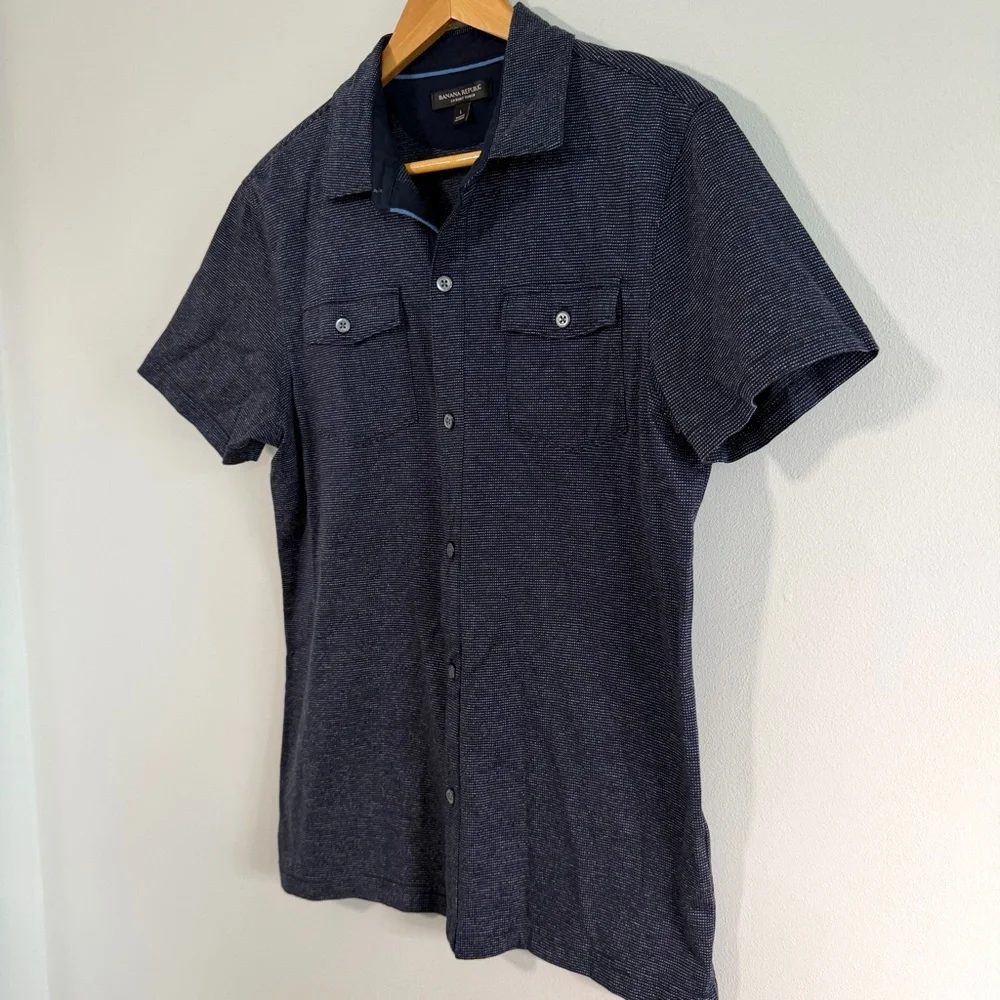 Banana Republic Luxury Touch Button Blue Short Sleeve Shirt Men’s Size Large